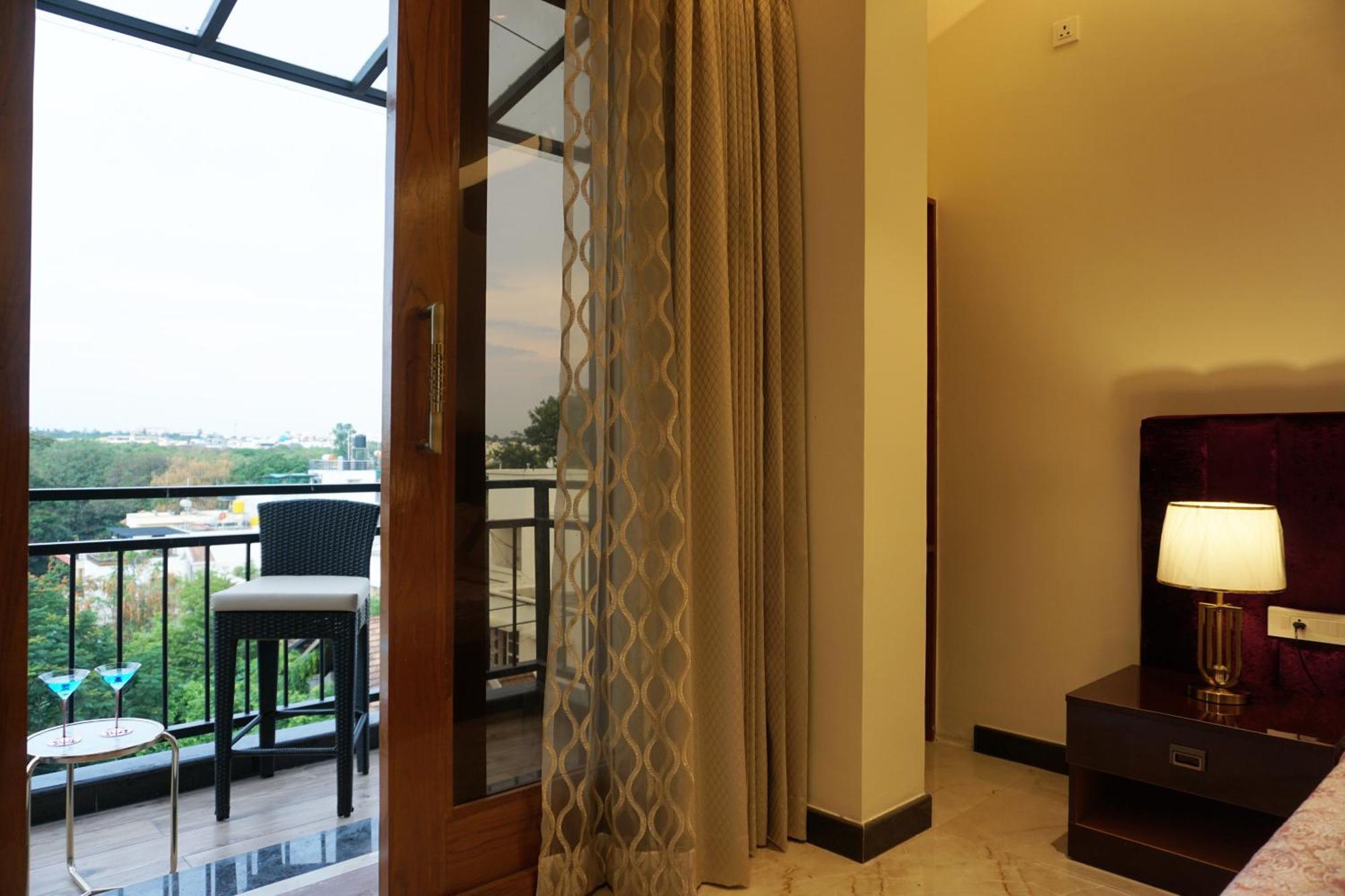 Apartament The Pentouz On 100 Feet Road Indiranagar - An Urban Luxury Retreat Bengaluru Zewnętrze zdjęcie