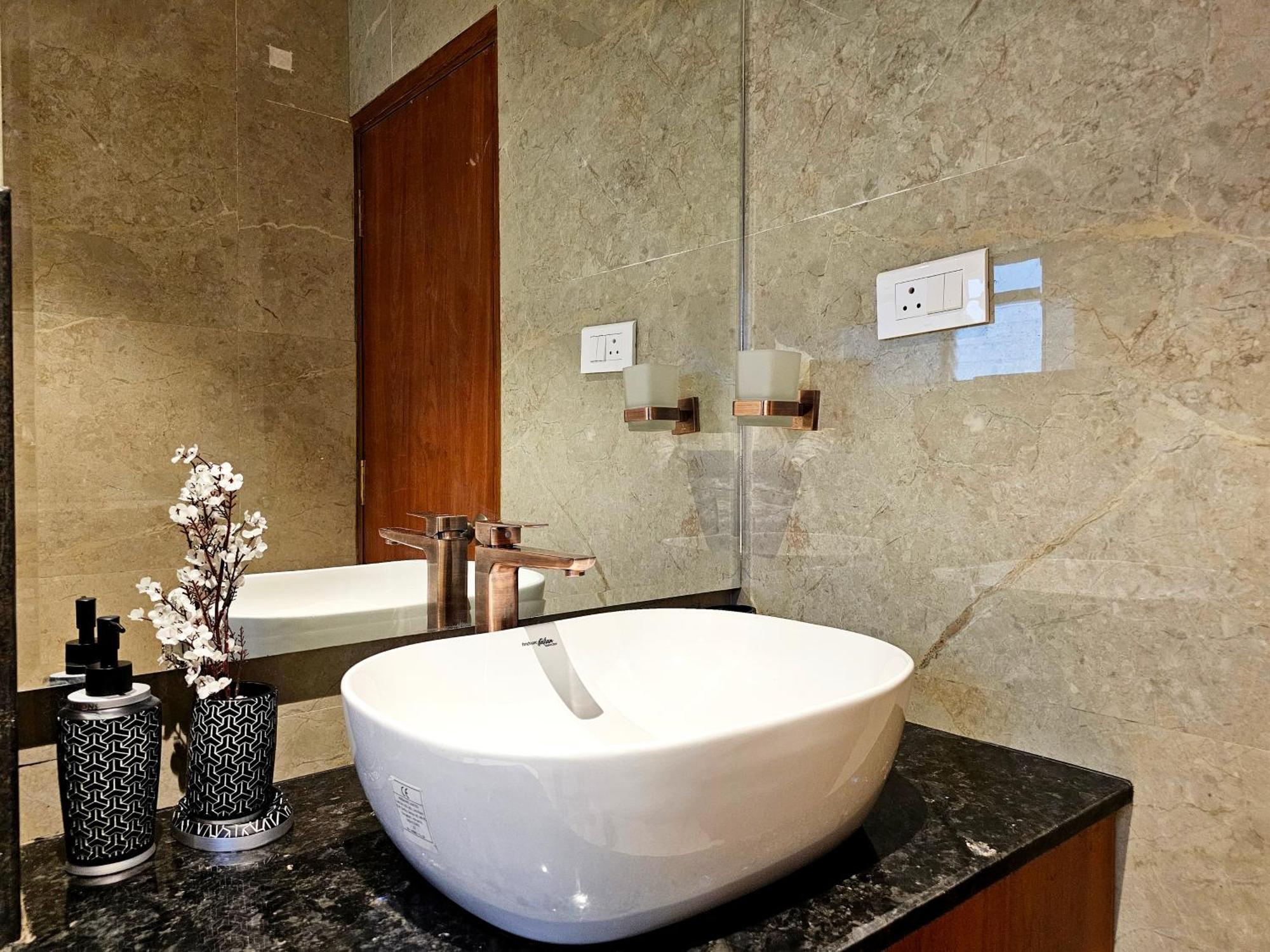 Apartament The Pentouz On 100 Feet Road Indiranagar - An Urban Luxury Retreat Bengaluru Zewnętrze zdjęcie